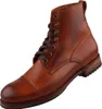 Auf dem Bild ist ein brauner Stiefel zu sehen der aus Leder gefertigt ist und eine robuste Sohle hat. Der Stiefel wird von der linken Seite präsentiert.