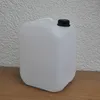 A white plastic water canister with a black cap sits on a wooden surface against a textured white wall. Anteprima dell’immagine prodotto