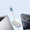 A white USB-C to USB-C charging cable with a retractable mechanism is shown connected to a laptop and a smartphone. Anteprima dell’immagine prodotto
