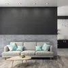 Graue verwitterte Holzvertäfelung an einer Wand über einem hellgrauen Sofa in einem modernen Wohnzimmer Náhled obrázku produktu