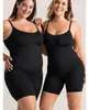 Zwei lächelnde Frauen in verschiedenen Größen, die schwarze nahtlose Shapewear-Bodys mit verstellbaren Trägern tragen Náhled obrázku produktu