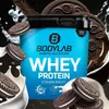 A product shot of BODYLAB Whey Protein with cookies and cream imagery. Produktbild-Vorschau