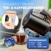A person is pouring hot water from a black electric kettle into a glass mug of tea. A booklet about tea and coffee tips is visible on the left, and a cost overview is displayed on the right. Produktbild-Vorschau