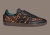 A single Adidas Samba OG shoe with a leopard print pattern. Produktbild-Vorschau
