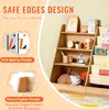 A wooden children's bookshelf with various items on its shelves, presented with marketing overlays highlighting safety features. Anteprima dell’immagine prodotto