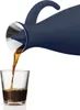 A navy blue carafe pouring coffee into a clear glass. Voir les images du produit