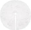 A white, fluffy Christmas tree skirt with a slit down the middle. Náhled obrázku produktu