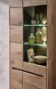 Vitrine BELLANO Viking Oak Nature mit offenen Glasfächern, LED-Beleuchtung und Dekorationsobjekten, Frontansicht. Produktbild-Vorschau