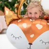 Kind umarmt Reh Folienballon Feli, süßer Tierballon als Geschenk und Party-Deko für Kindergeburtstag. Podgląd zdjęcia produktu