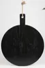 A black circular cutting board with a handle, hanging from a rope against a white background. Anteprima dell’immagine prodotto