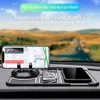 Schwarze multifunktionale Antirutschmatte auf einem Auto-Armaturenbrett, die ein Smartphone mit Navigation und einen Autoschlüssel hält Náhľad obrázku produktu