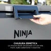A hand is shown operating the latch of a gray cooler box with the brand name "NINJA" visible. Produktbild-Vorschau