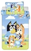 Freigestellte Produktansicht vom Bluey Babybettwäsche Set Heeler Familie 100x135 cm 100% Baumwolle Podgląd zdjęcia produktu