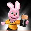 A cartoon pink bunny character wearing a Duracell t-shirt and holding a Duracell 9V battery. Anteprima dell’immagine prodotto