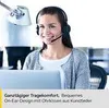 A woman wearing a headset is smiling while looking at a laptop. Anteprima dell’immagine prodotto