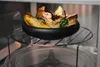 Food being heated in a microwave on a rack. Voir les images du produit