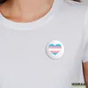 Huuraa Button Trans Pride Flagge LGBTQ Herz 25mm rund mit Produktbild-Vorschau 2