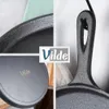 A collage of close-up shots of a cast iron crepe pan, with a logo overlay. Voir les images du produit