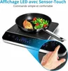 A close-up shot of an induction cooktop with a pan of food on it. A hand is shown pressing a button on the control panel. Text overlays describe the product features. Anteprima dell’immagine prodotto