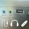 Close-up of audio and USB ports on a device, with icons representing audio cables, headphones, and a USB drive. Voir les images du produit