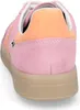 The back view of a pink sneaker with an orange heel tab. Voir les images du produit