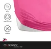 A close-up of a pink fitted sheet on a mattress, with icons and text describing its features on the left side. Produktbild-Vorschau