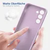 A hand is touching a purple phone case, highlighting its matte surface and soft grip. Produktbild-Vorschau