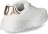 A side view of a white sneaker with rose gold accents. Voir les images du produit