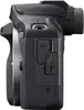 Side view of a black digital camera. Voir les images du produit