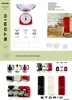 A collage of kitchen appliances in retro style, featuring a red kitchen scale as the main product, alongside other items like kettles, toasters, coffee machines, blenders, and refrigerators. Voir les images du produit