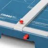 A close-up view of a blue paper cutter with a gray guide and red knobs. Voir les images du produit