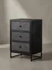 Ein Detail-Shot des pulverbeschichteten Metallgriffs am schwarzen Nachttisch, der den minimalistischen und industriellen Charakter unterstreicht._#sku_SAFWL6.768#
