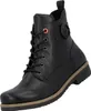 Auf dem Bild ist ein schwarzer Stiefel abgebildet der von der Seite betrachtet wird. Die hochwertige Verarbeitung und das schlichte Design sind gut erkennbar. Produktbild-Vorschau