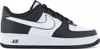 A side view of a black and white Nike Air Force 1 Low '07 sneaker. Anteprima dell’immagine prodotto