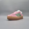 A single Adidas Gazelle Bold W sneaker in pink and green is shown against a plain gray background. Produktbild-Vorschau