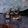 Skeletts, das auf einem Motorrad sitzt.  Trägt eine braune Kutte und eine goldene Kette. Produktbild-Vorschau