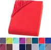 A folded red fitted sheet is shown against a white background. Below the sheet, a row of swatches displays various colors of the same product. Produktbild-Vorschau