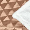 HOMESCAPES Kuschelige Samtdecke mit Dreiecksmuster - Produktbild-Vorschau 5