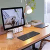 A desk setup with a computer monitor displaying a cat, a desk lamp, a keyboard, a mug, and a digital clock. Anteprima dell’immagine prodotto