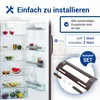 An open refrigerator with shelves and food items, accompanied by images of a replacement handle and installation instructions. Produktbild-Vorschau
