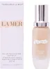 A bottle of La Mer foundation and its packaging are shown against a white background. Anteprima dell’immagine prodotto