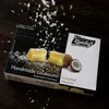Kandylas Loukoumi Kokos 200 g auf dunklem Holzbrett Produktbild-Vorschau
