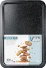A baking tin with cookies on a white and light gray background. Voir les images du produit