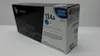 A product box for an HP toner cartridge, shown at an angle on a light gray and white surface. Voir les images du produit