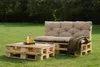 Outdoor furniture set made of pallets with cushions and a coffee table with drinks. Anteprima dell’immagine prodotto