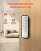 A mechanical keyless door lock is shown mounted on a wooden door, with a living room scene in the background. Feature callouts are present. Anteprima dell’immagine prodotto
