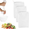 A collage showing a person squeezing a white fabric bag, three white fabric bags, and a basket of fresh produce. Produktbild-Vorschau