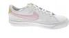 A side profile of a white Nike Court Legacy sneaker with pink accents. Voir les images du produit