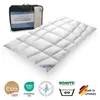 A white duvet is laid out flat on a white background, with its storage bag to the left. Several certification logos are displayed below. Produktbild-Vorschau