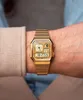 A person wearing a gold Casio watch on their wrist. Voir les images du produit